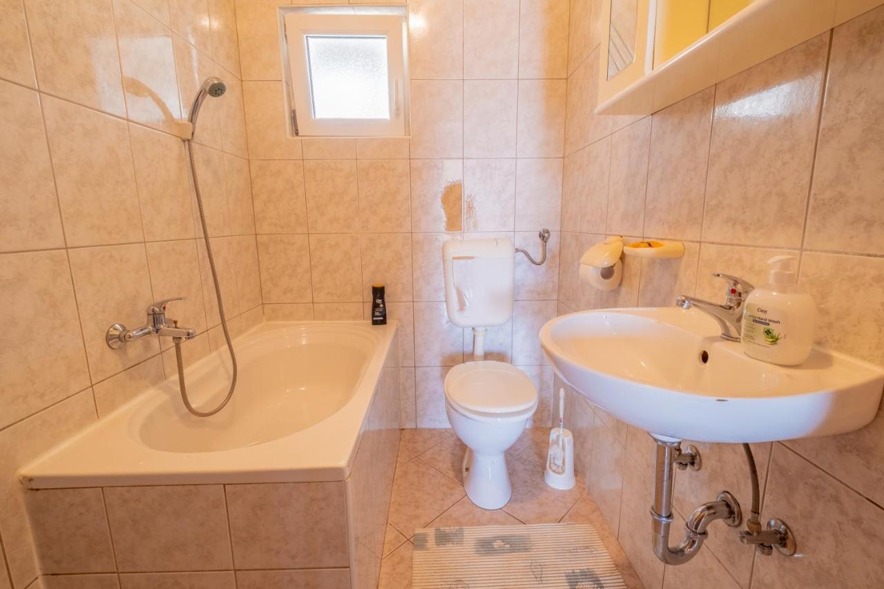 Cozy Apartments With Sea View Novi Vinodolski Exterior foto